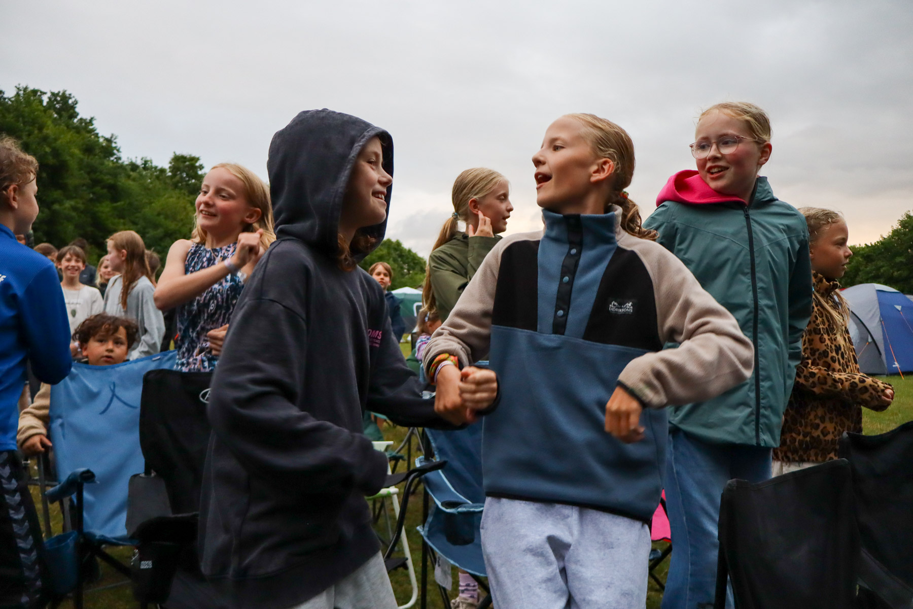 Die Kids tanzen mit.