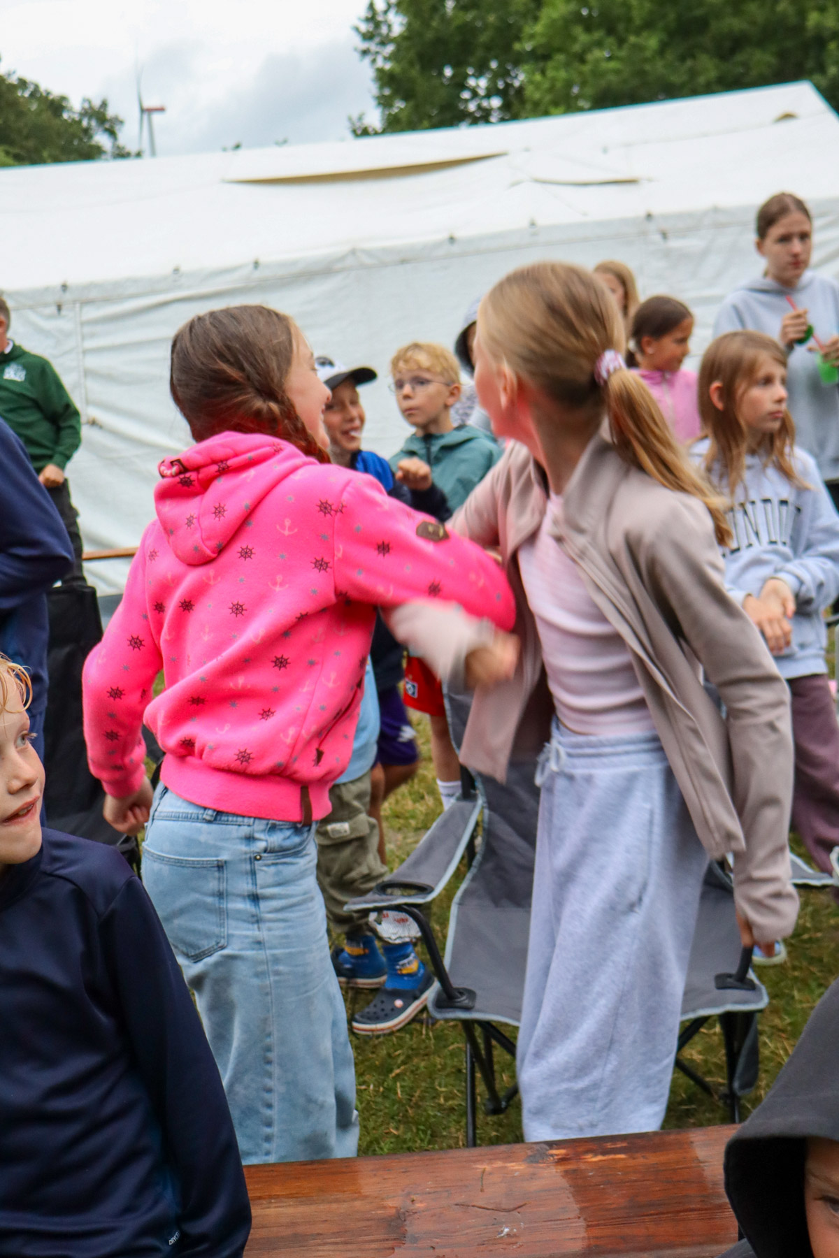 Die Kids tanzen mit.