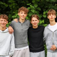 Liebe Grüße an die Familien daheim.